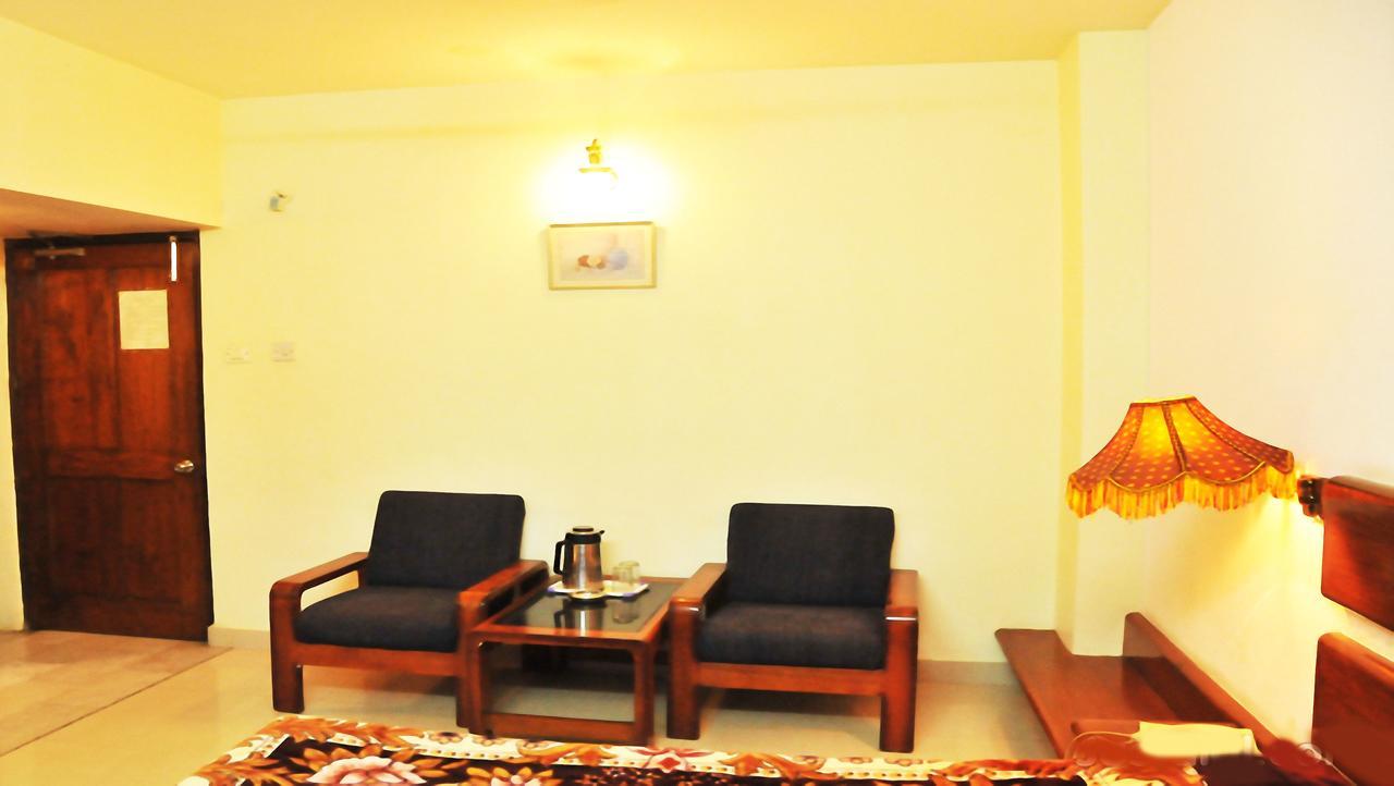 Отель Balajee Palace Хайдарабад Экстерьер фото